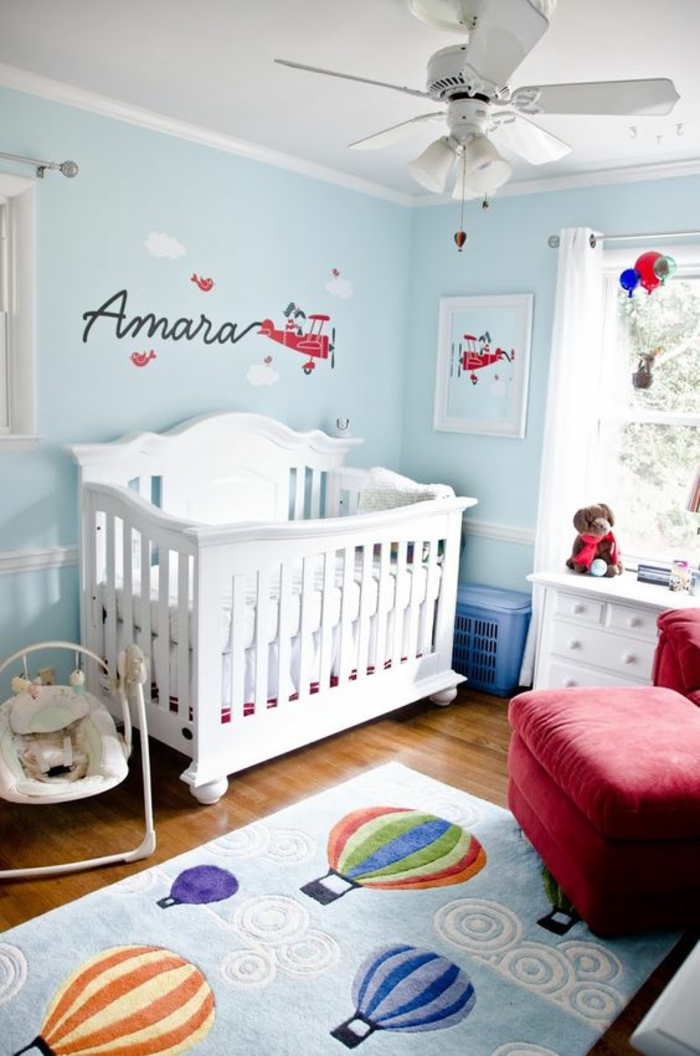 idee deco chambre bebe fille avec des murs en bleu canard et lit en blanc avec ventilateur de plafond avec lampe intégrée blanche