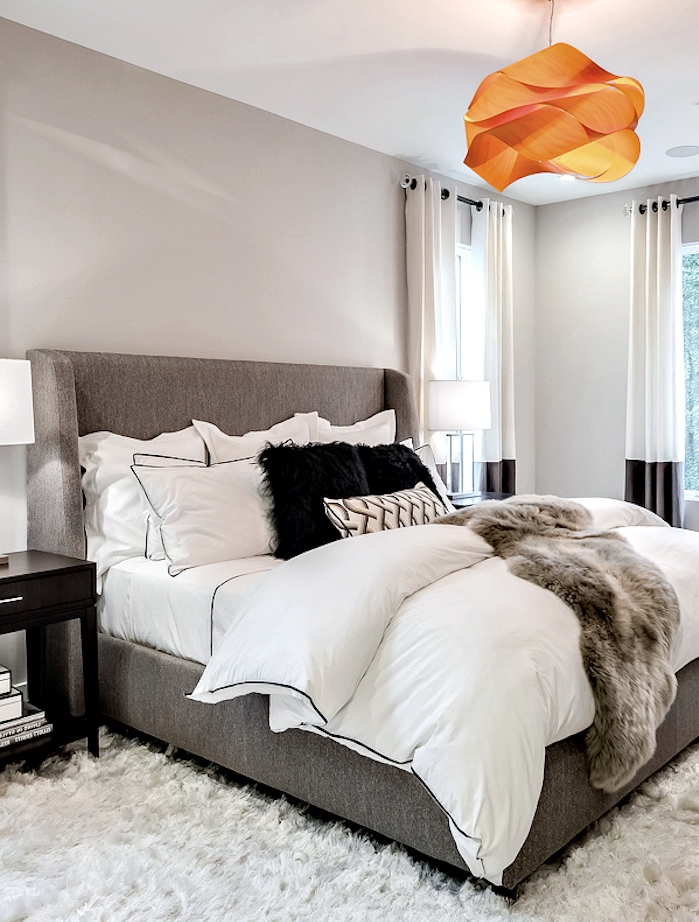 exemple de chambre gris et blanc, rafraichie par un accent orange, suspension design origami, tapis moelleux, lit gris, couvert de linge blanc