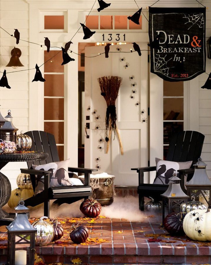 idée comment décorer sa porte d'entrée pour Halloween, façade maison blanche avec petites fenêtres et guirlande noire diy