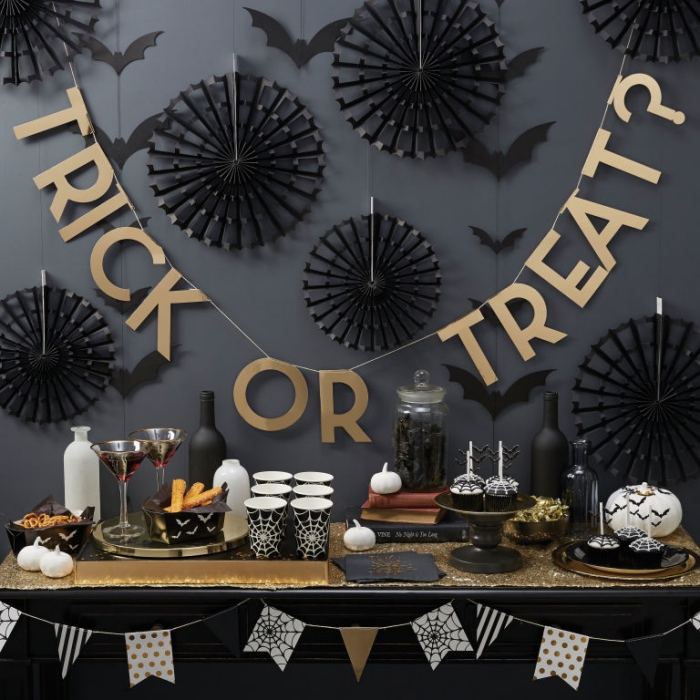 organisation fête Halloween en or et noir, guirlande décorative en papier doré avec chauves-souris en papier noir
