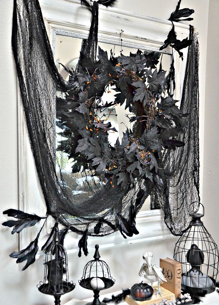 bricolage halloween, déco d'intérieur en blanc et noir avec tulle noire et miroir blanc en style vintage