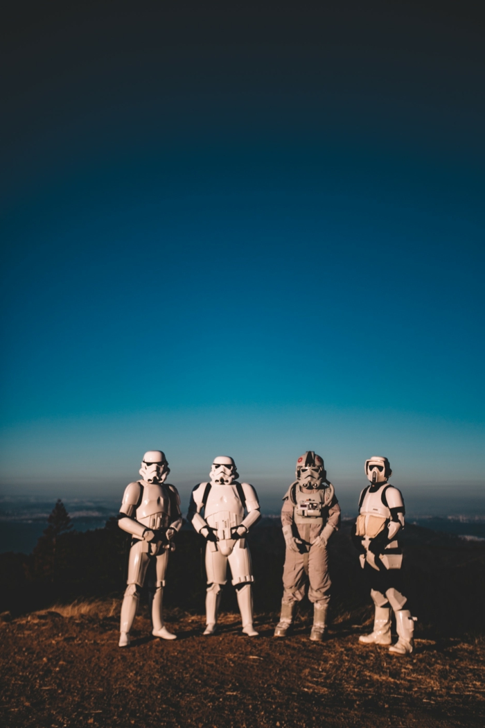 Groupe photos de mariage originales idée pose de photo star wars inspiration stormtrooper costumes 