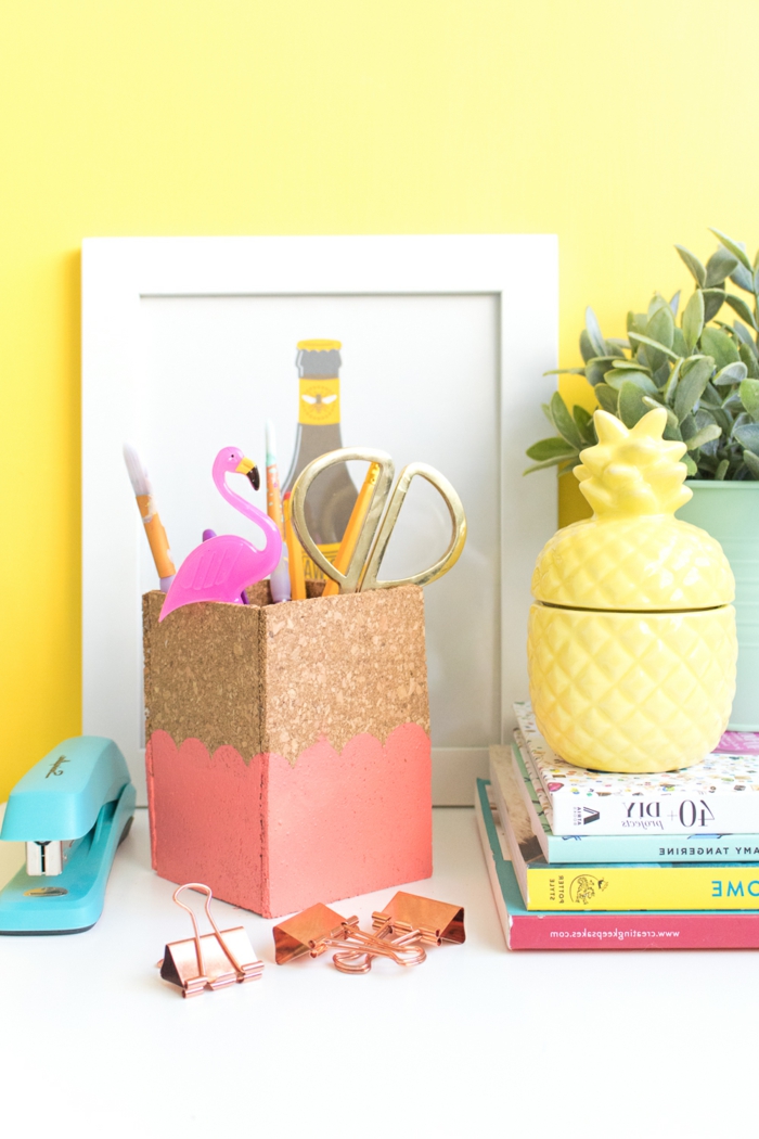 Formidable décoration bricolage avec bouchon de liège chambre coloré home office idée décoration porte crayons de liège
