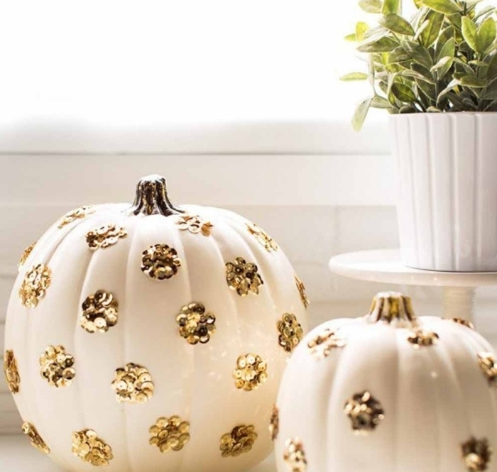 activité manuelle halloween, citrouille blanche avec déco florale en or, objets décoratifs pour Halloween en blanc