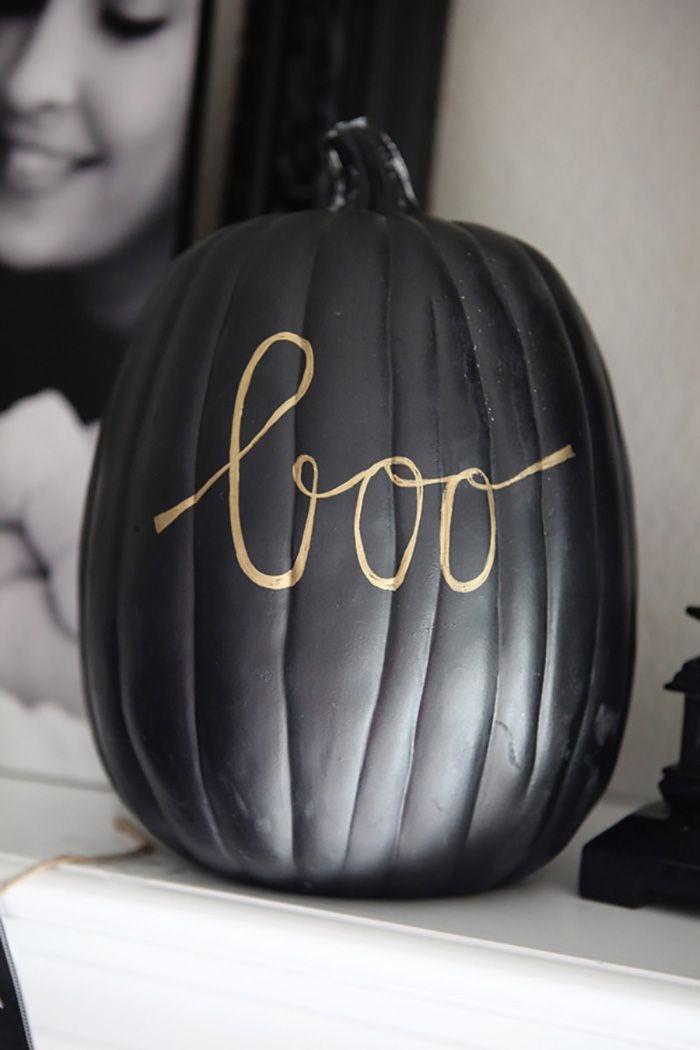 modele citrouille halloween, déco cheminée blanche avec citrouille peinte noire et lettres dorées boo