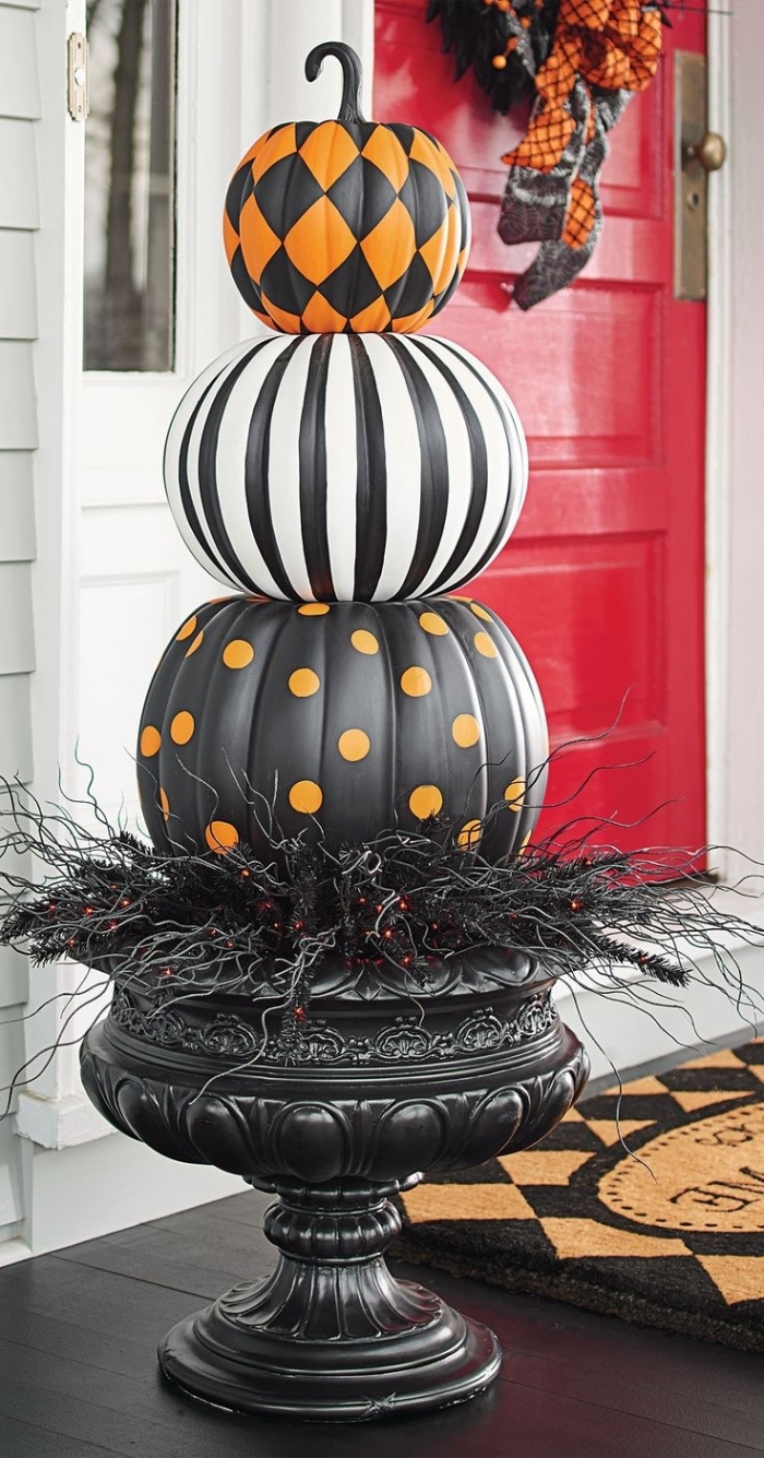 modele citrouille halloween, déco véranda Halloween avec fontaine en citrouilles peintes en blanc et noir
