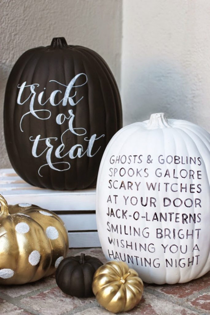 activité manuelle pour Hallowee, bricolage citrouilles peintes en noir et blanc avec lettres Halloween
