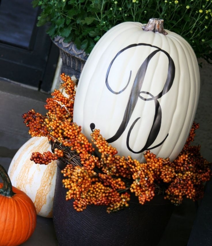 modèle citrouille halloween blanc avec lettre noir, objet décoratif pour la véranda de Halloween
