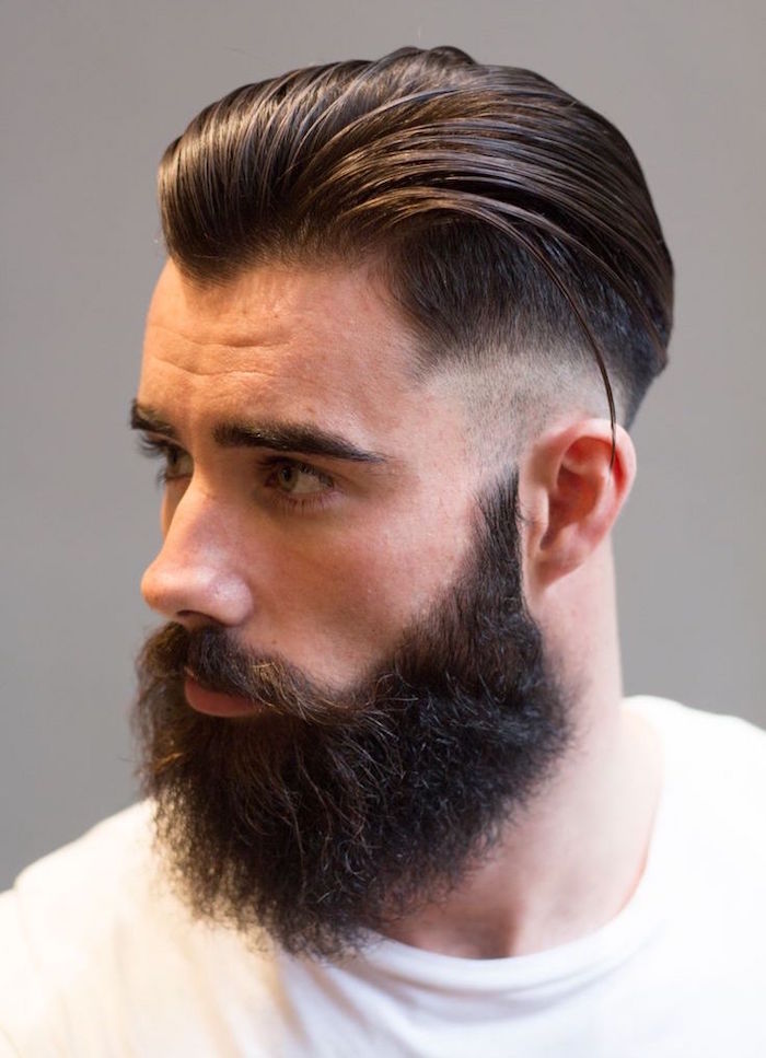 coupe de cheveux homme court sur les cotés long dessus arriere dégradé américain barbe hipster