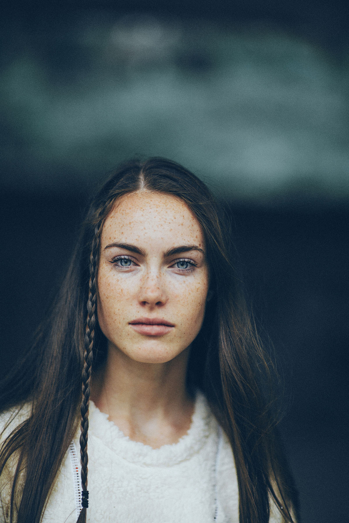 coiffure-avec-tresse-décorative-de-côte-coiffure-boheme-facile-cheveux-longs-et-lisses-visage-tâches-de-rousseurs-pull-blanc une coiffure simple et rapide pour sublimer des cheveux longs et lisses avec une mini-tresse sur le côté