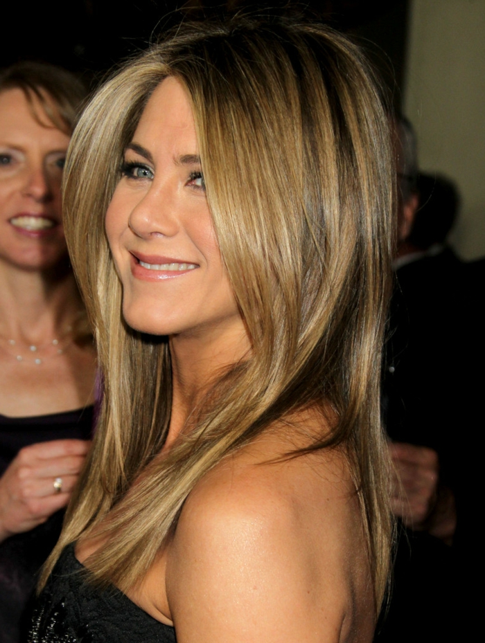 coiffure cheveux carré long, cheveux lissés, coiffure de Jennifer Aniston, maquillage simple