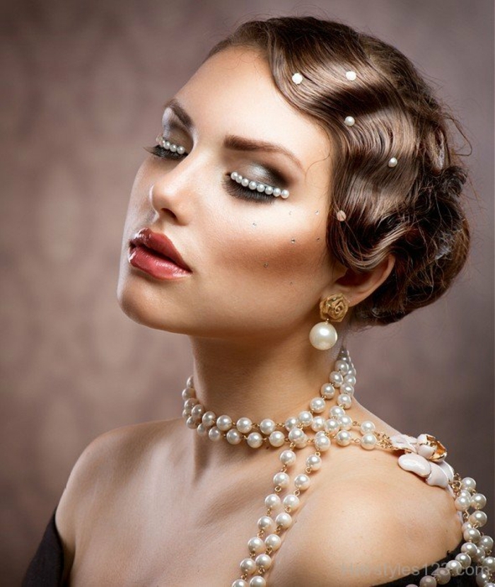 coiffure cheveux ondulés, look classy avec des perles blanches, maquillage extravagant