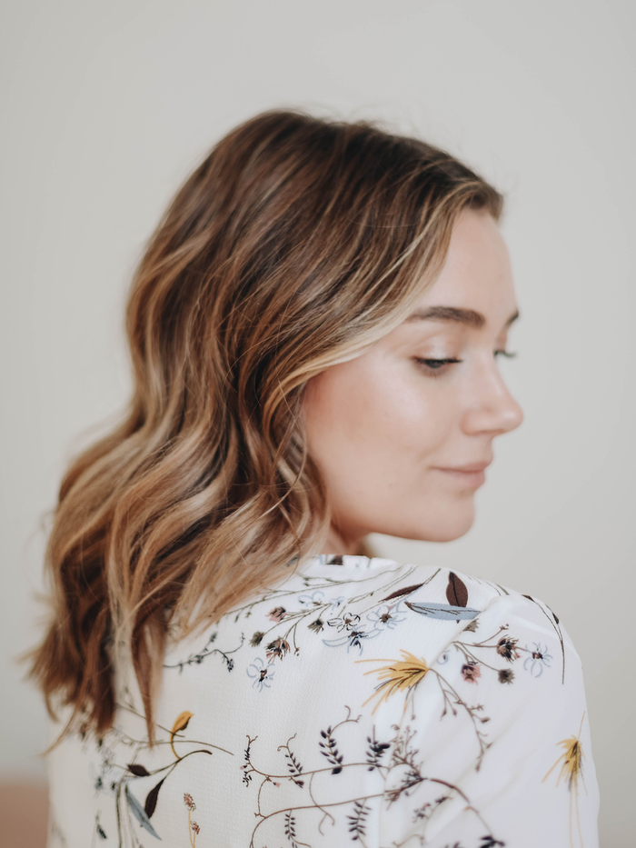 coiffure-facile-a-faire-cheveux-mi-longs-carré-longs-ondulés-comment-boucler-ses-cheveux-avec-fer-à-friser coiffure simple cheveux mi long avec de légères ondulations réalisées au fer à friser ou au lisseur