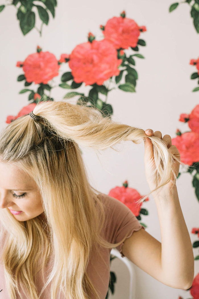 une coiffure simple cheveux mi long et longs avec chignon haut perché combiné avec des jolies ondulations sur les longueurs 