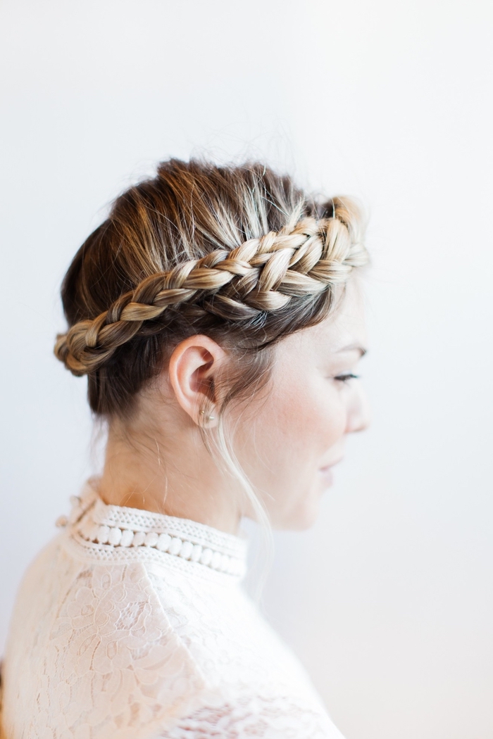 coiffure-facile-chic-style-boheme-couronne-de-tresse-rapide-coiffure-de-mariée-bohème-chic-robe-de-mariée-vintage-en-dentelle tuto tresse facile pour réaliser une coiffure romantique et bohème chic avec couronne de cheveux tressés