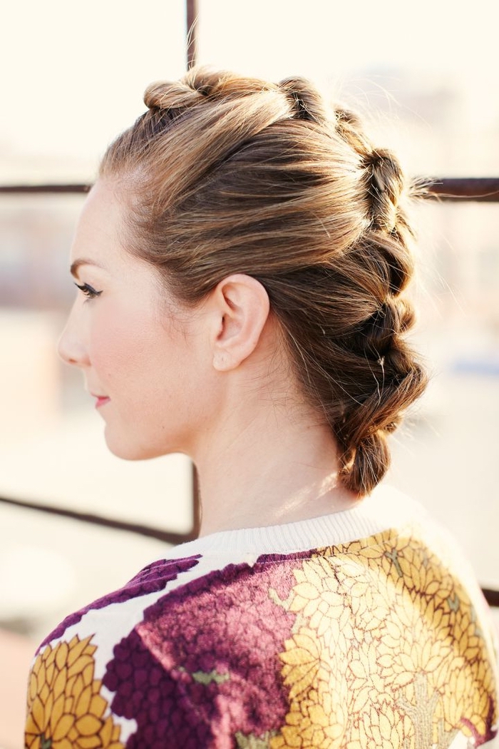 coiffure-facile-fausse-tresse-chignon-macarons-mèches-enroulées-cheveux-longs-couleur-blond-miel une coiffure cheveux attachés chic et romantique imitant une coiffure hawk avec ses tortillons