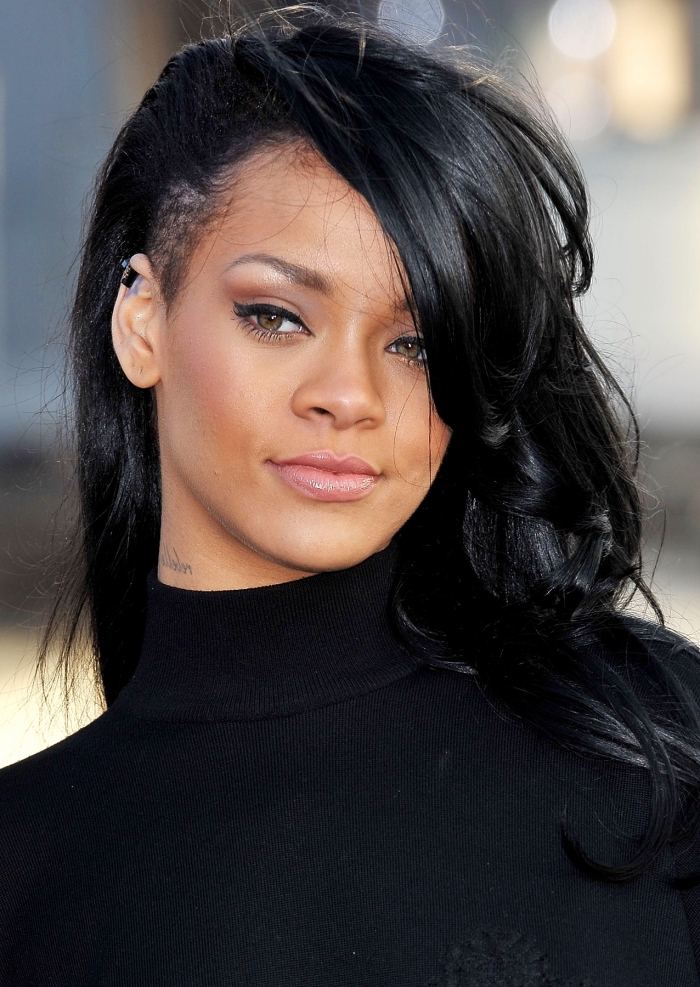 frange longue, couleur de cheveux noirs, coiffure célébrité de Rihanna, cheveux attachés sur le côté avec boucles