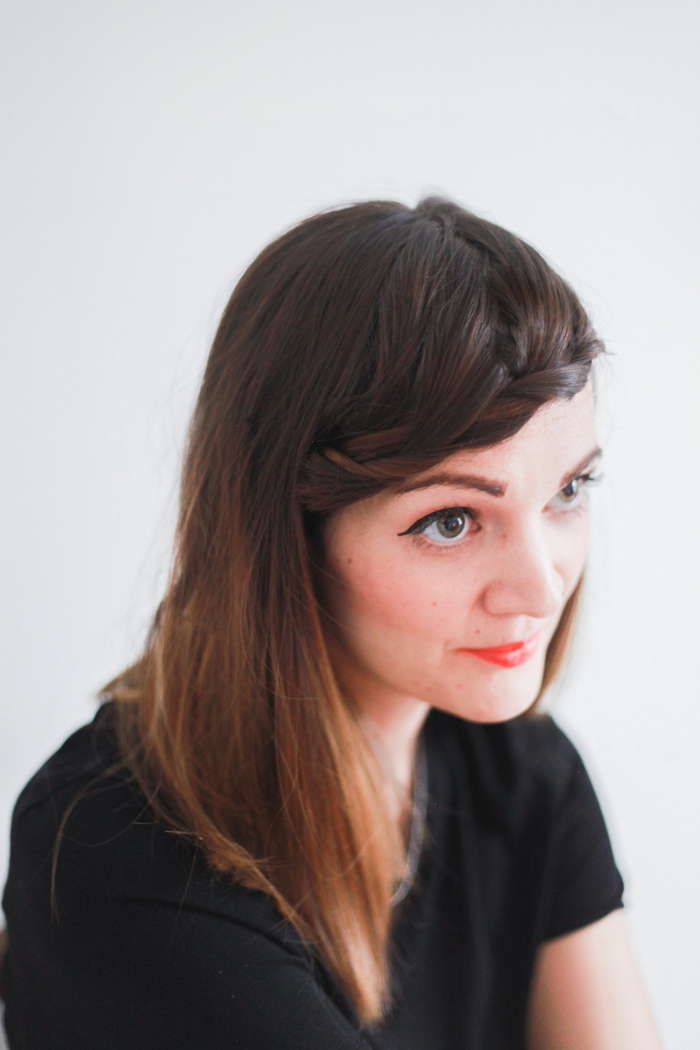 coiffure-frange-qui-repousse-frange-tressée-de-côté-idée-coiffure-cheveux-mi-longs-coloration-tie-and-dye-subtile-maquillage-trait-d-eye-liner tuto coiffure tresse originale réalisée sur la frange pour sublimer les cheveux naturels détachés