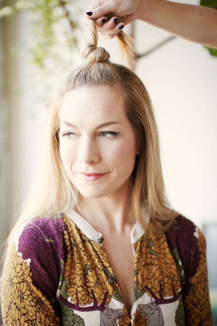 idée pour une coiffure cheveux attachés qui s adapte aux styles différents avec ces petits chignons torsadés réalisés sur le haut et le derrière de la tête 