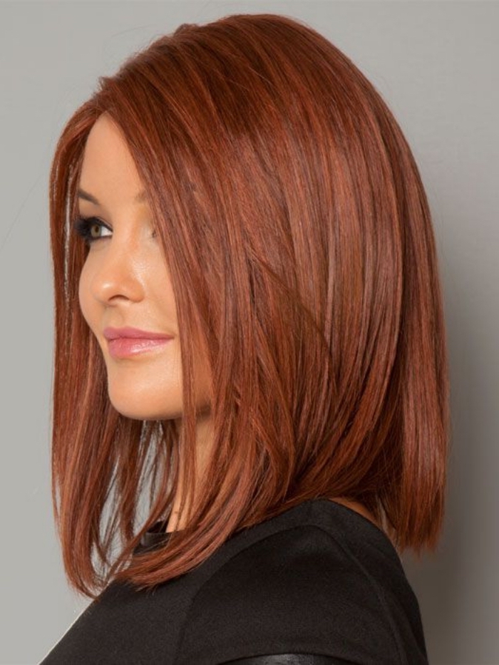 couleur de cheveux, coiffure femme aux cheveux mi-longs, coupe de cheveux femme en châtain cuivré de reflets rouges