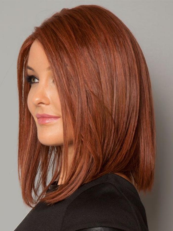 coloration rousse blazer noir coupe cheveux mi longs coiffure femme cheveux raids rouge a levres rose