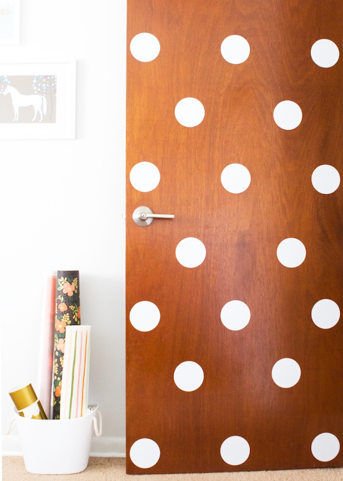idée décoration porte en bois, diy chambre, pois blancs adhesifs pour personnaliser sa chambre, pinterest diy