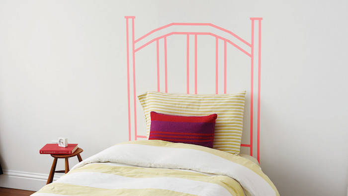 comment décorer sa chambre, tete de lit a faire soi meme avec du washi tape, bandes couleur rose, deco chambre fille ado