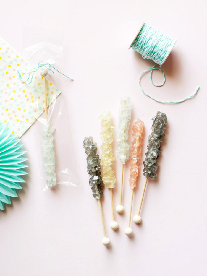 idées créatives pour votre frigo, des magnets-mémos faux bâtonnets de sucre candy