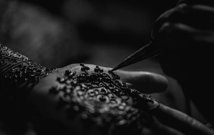 motif henné, photo blanc et noir pour montrer la technique des tatouages au henné, tatouage temporaire à design mandala