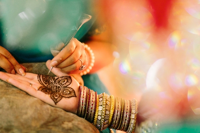 henné simple main, art corporel au henné noir pour femme, tatouage temporaire à design florale sur la paume