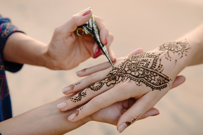 henné main simple, tatouage ethnique pour femme, tattoo temporaire sur les mains et les doigts