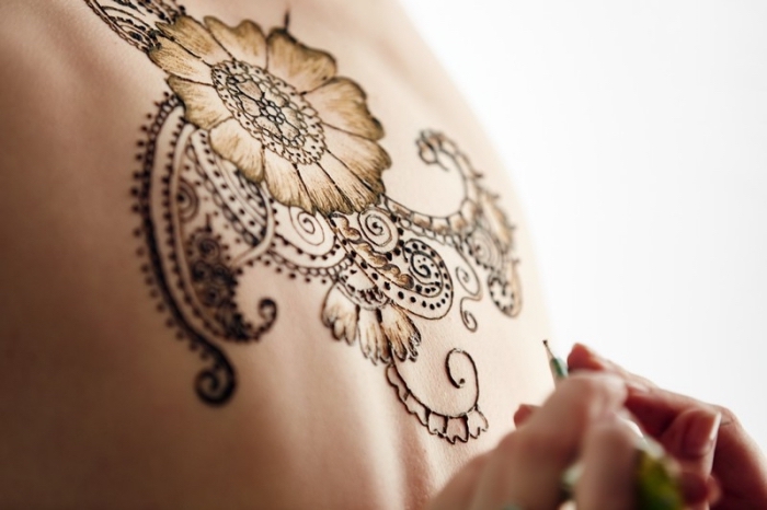 motif henné, technique de tatouage temporaire sur le dois, dessin au henné pour femme