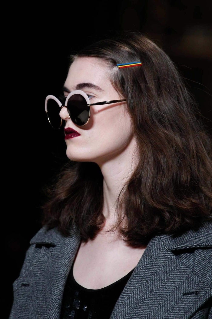 comment-porter-les-bobby-pins-coiffure-simple-et-rapide-avec-barrettes-plates-colorées-cheveux-mi-longs-ondulés-marron-foncé-lunettes-de-soleil-rondes-veste-tweed idée coiffure cheveux mi long légèrement ondulés pincées au niveau de la frange avec une succession de barrettes colorées