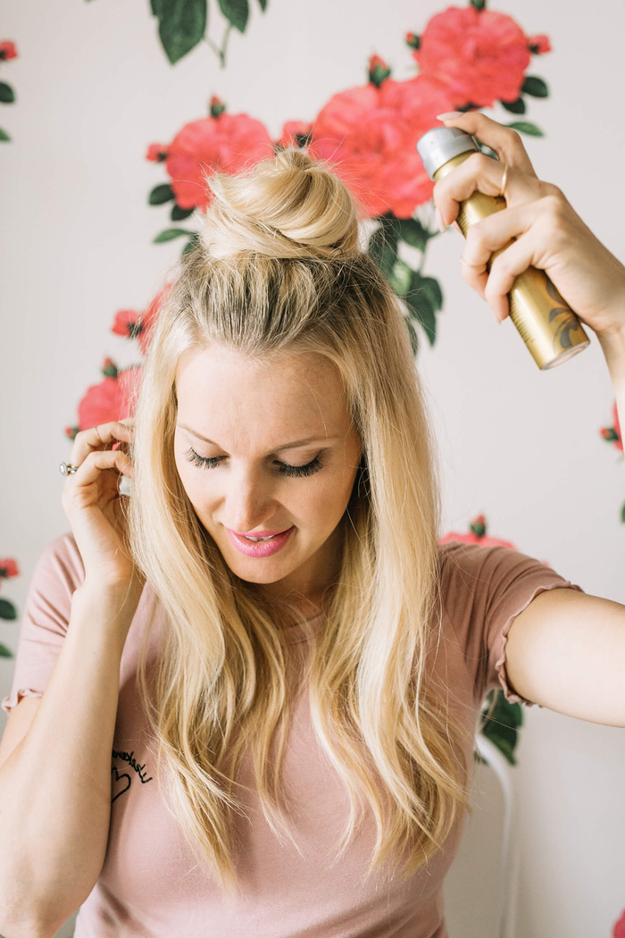 coiffure simple et rapide avec un top knot décoiffé et de légères ondulations