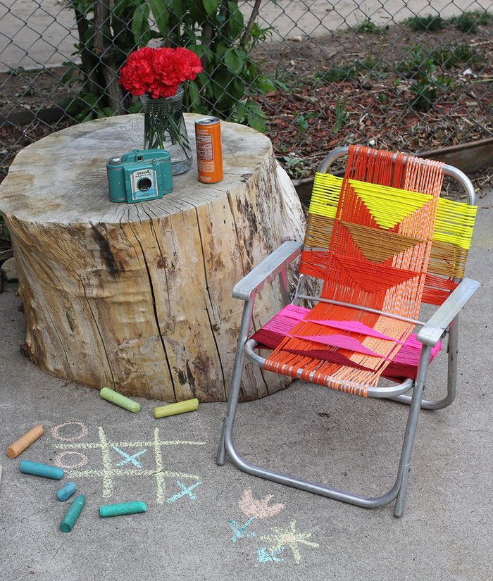 une chaise métallique chinée transformée en meuble extérieur original, projet de relooking meuble avec des fils de scoubidou