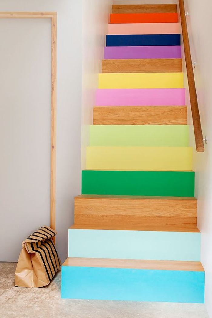renover un escalier en bois, peinture différentes couleurs sur les contremarches, escalier coloré avec main courante en bois, deco joyeuse
