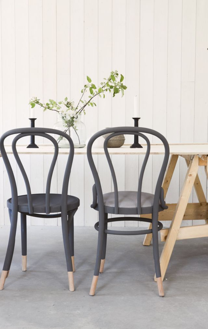 comment repeindre un meuble de bois pour un aspect chic et design, chaises vintage repeintes en gris taupe aux bouts des pieds en bois naturel