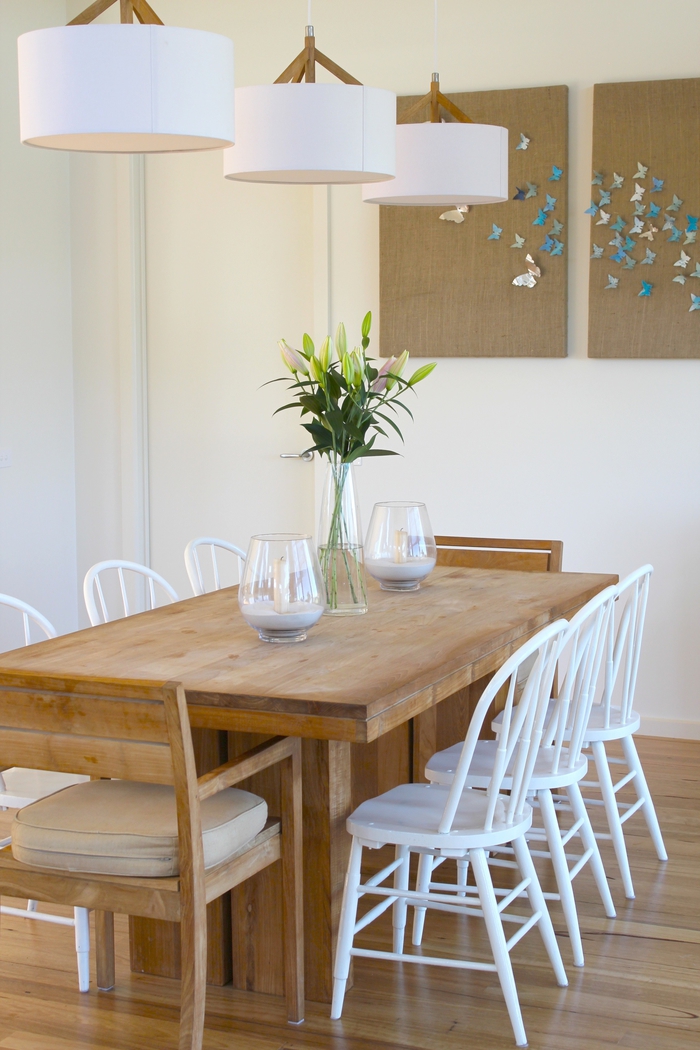 repeindre un meuble en bois en couleur blanche, des chaises blanches dans une ambiance rustique avec une déco aux matériels naturels