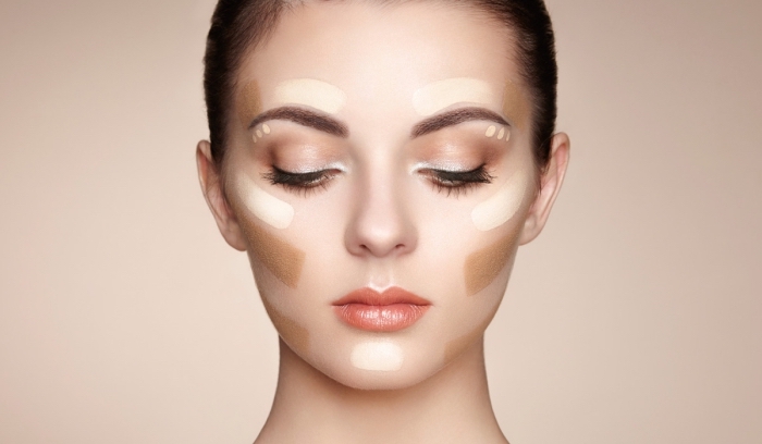 tuto contouring, application base de maquillage facile, fond de teint clair et fond de teint foncé pour faire contouring visage femme