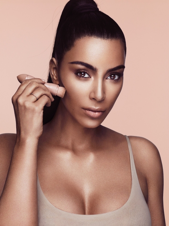conseils beauté, Kim Kardashian astuces pour faire son contouring visage, maquillage teint bronzé et yeux marron
