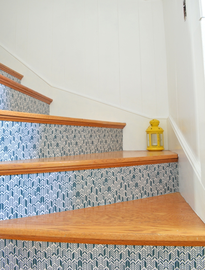 relooker un escalier avec du papier peint à motifs bleus et blancs et marches en bois, decoration de lanterne jaune