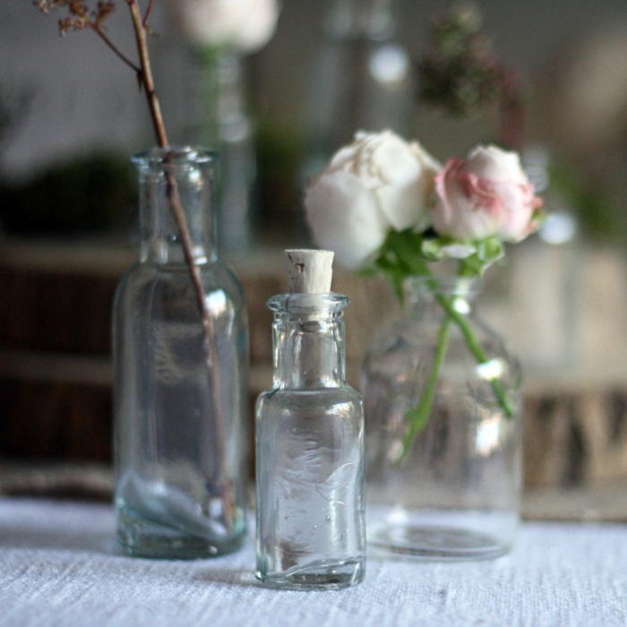 Idée bouchons liege décoration avec des bouchons de liège décoration de mariage petite bouteille embouché de liège recyclé mini vases de verre transperente 