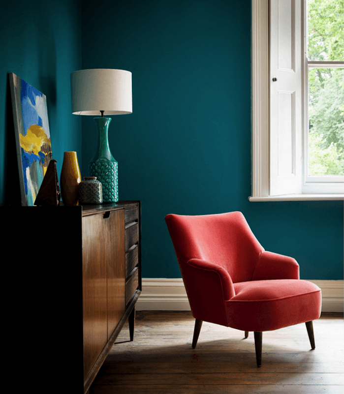 exemple de mur couleur peinture bleu pétrole, parquet clair, commode en bois vintage, fauteuil rouge