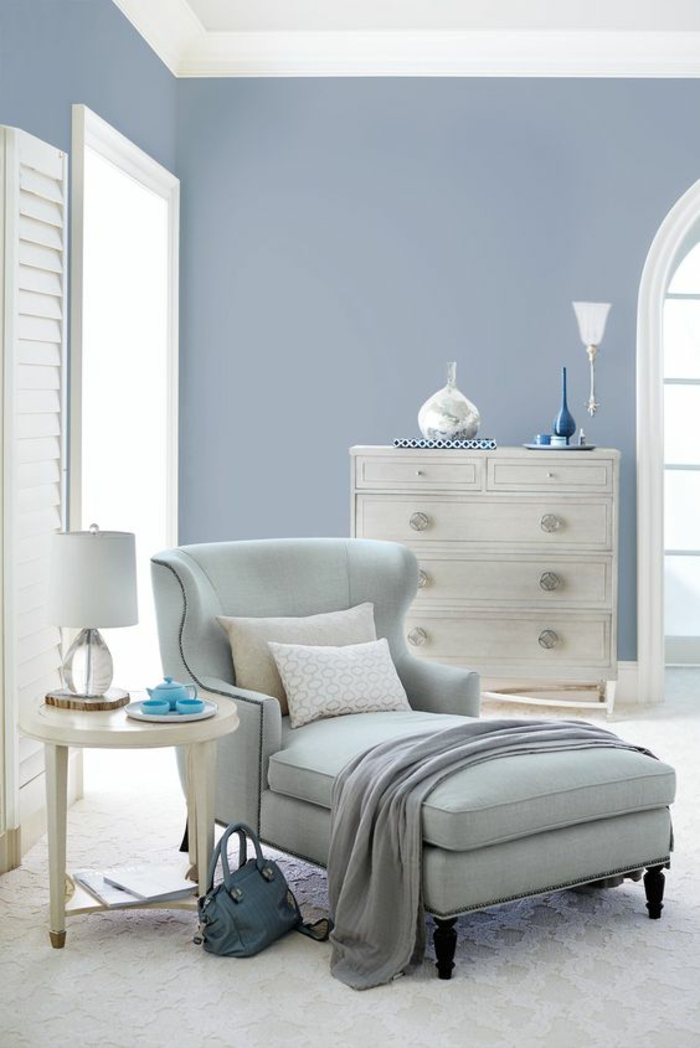 azur couleur bleu gris ambiance relaxante couleur qui rappelle les tonalités de la lavande dans une pièce lumineuse 