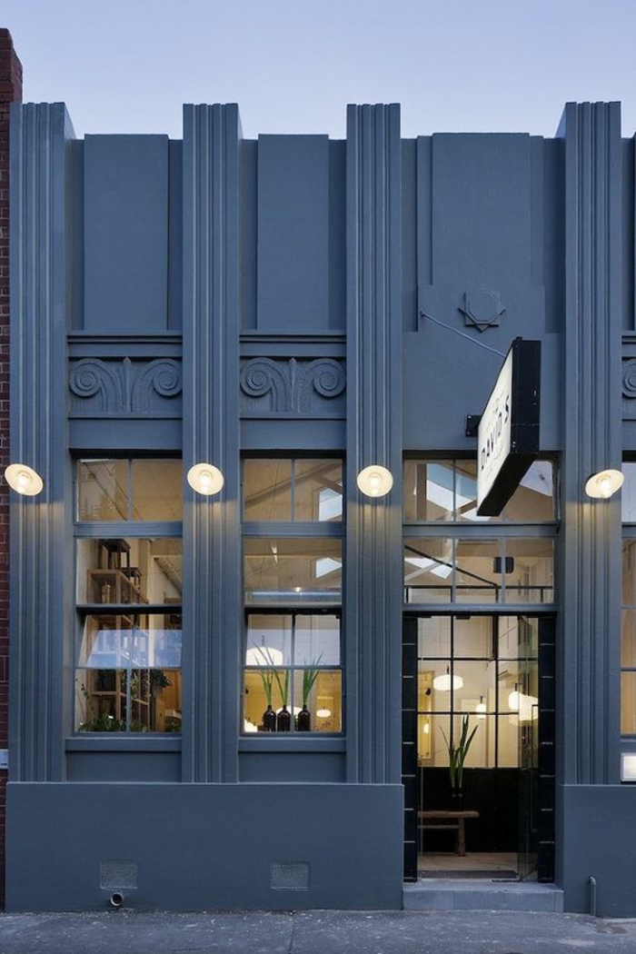 couleur bleu gris immeuble public local restaurant avec façade décorée en style grec couleur impressionnante pour attirer de la clientèle 