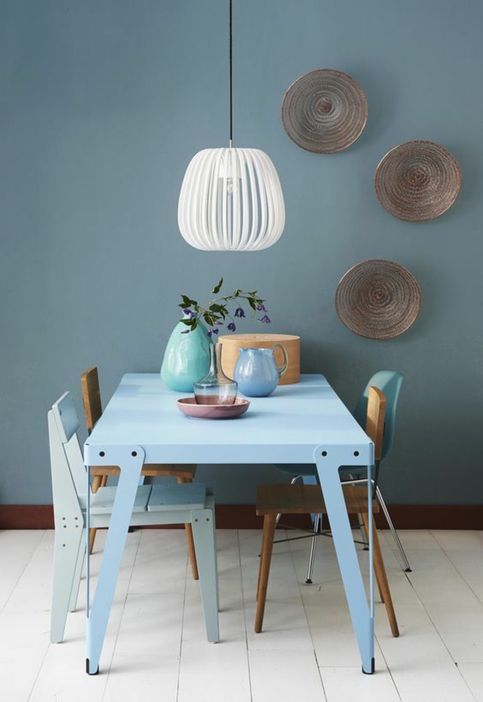 nuance de bleu dans la salle à manger avec table en bleu pastel et luminaire en blanc avec des petites chaises en marron et en bleu pastel