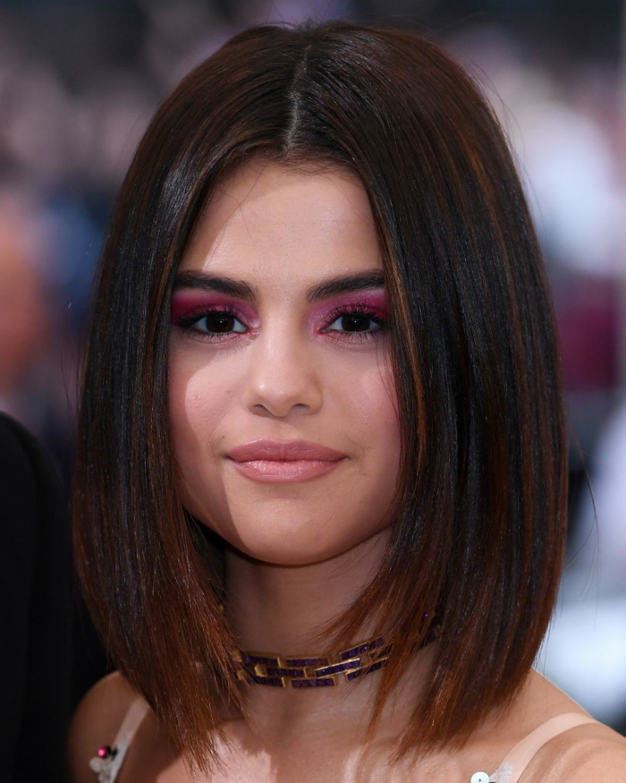 couleur chatain foncé, maquillage pourpre, carré lisse mi long, la coiffure de Selena Gomez