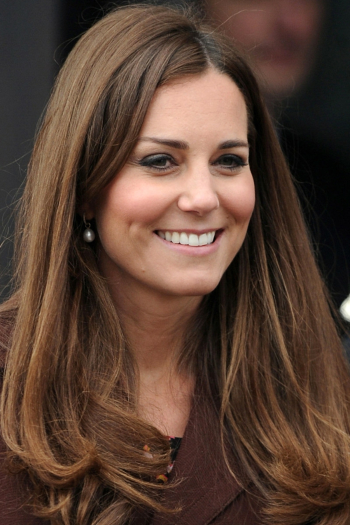 couleur de cheveux auburn, maquillage neutre, boucles d'oreille perles, Kate Middleton