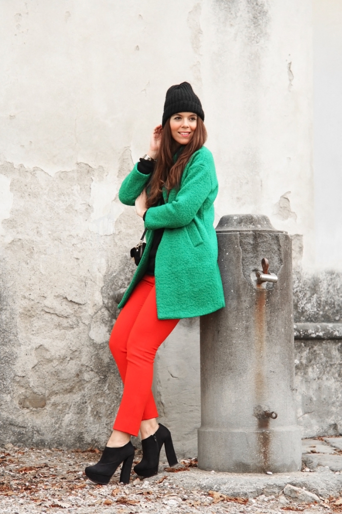 melange de couleur, pantalon slim rouge avec manteau mi long en vert, combiner les couleurs complémentaires vert et rouge