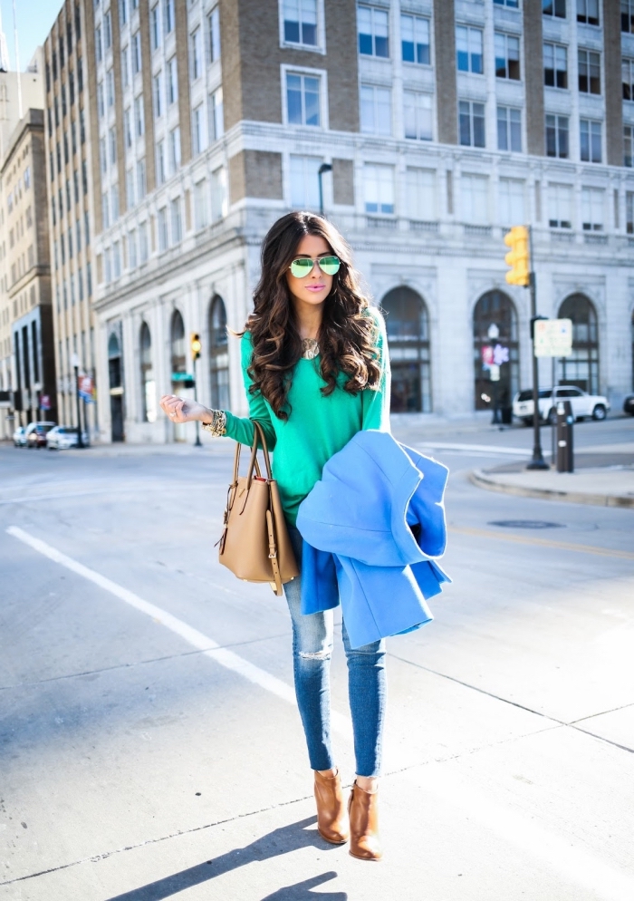 tendance fashion, combiner les jeans en denim clair avec blouse verte turquoise manteau bleu et accessoires marron camel